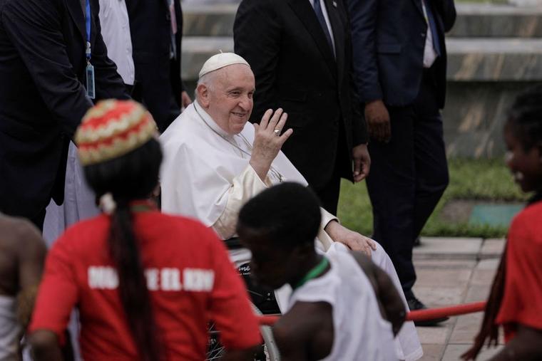 Pope Francis waves as he arrives at the N'djili International Airport in Kinshasa, Democratic Republic of Congo (DRC), on January 31, 2023. - Pope Francis landed in the Democratic Republic of Congo, hailing his beautiful trip to Africa as he comes bearing a message of peace to the conflict-torn nation, before heading to troubled neighbour South Sudan. 